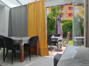 Terrasse mit Tisch, Stühlen und Sonnenschirm