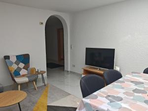 Wohnbereich mit Fernseher und Essplatz